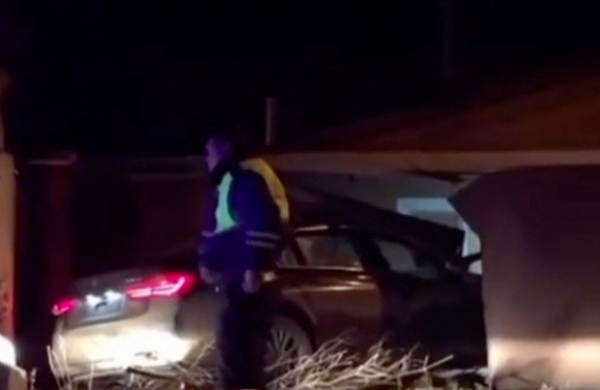 <br />
В Краснодаре пьяный на BMW, уходя от погони ДПС, врезался в дом<br />
