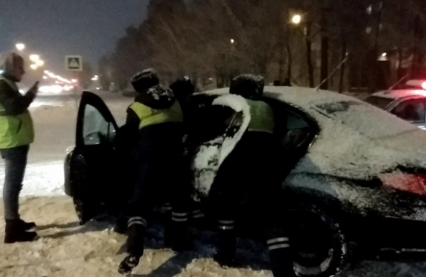 <br />
Трое сотрудников ГАИ вытаскивали из машины водителя-дебошира в Дзержинске<br />

