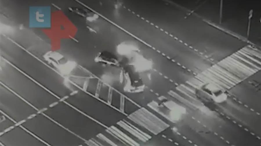 Опубликовано видео смертельного ДТП с шестью машинами в Москве<br />
