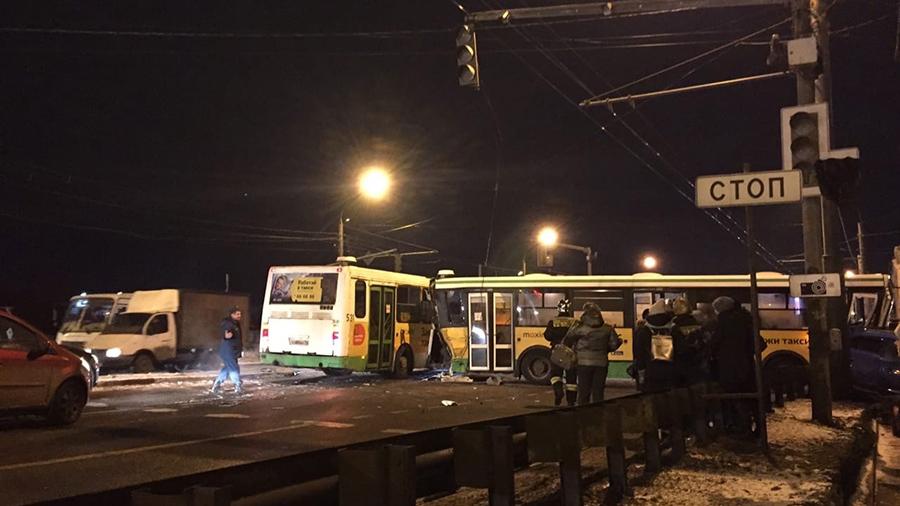 Один человек погиб и 16 пострадали в ДТП с автобусами в Ярославле<br />
