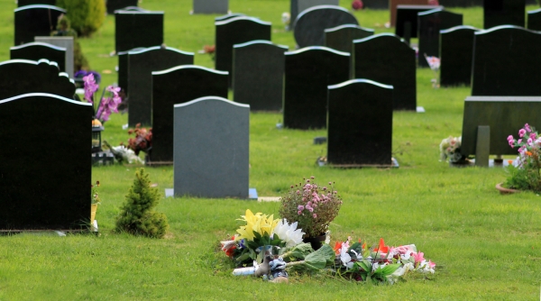 Шотландец обнаружил свое надгробие на кладбище