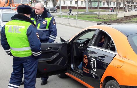 Гаишник просит подтвердить, ваш ли аккаунт в каршеринге — это законно?